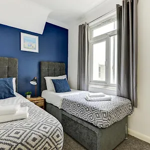 2 Bedroom - Queens Square Flat 1 Apartment
